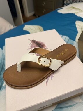 Women’s White Buckle Toe-Loop Sandal